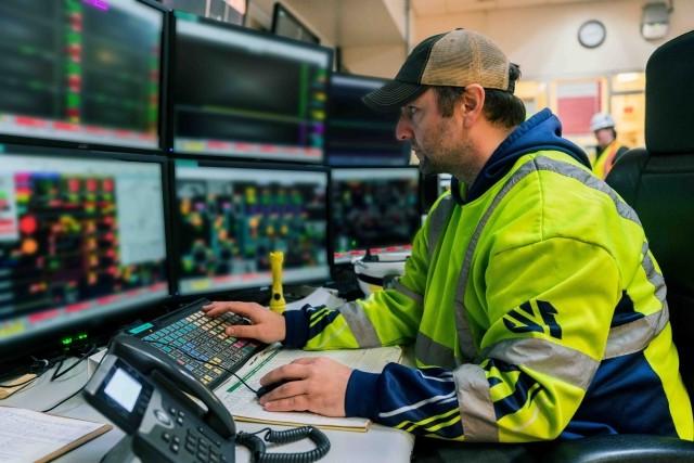 十大外围足彩网员工s works at a busy control center